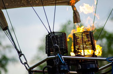 güneş doğarken uçan bir sıcak hava balonu