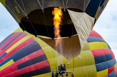 güneş doğarken uçan bir sıcak hava balonu