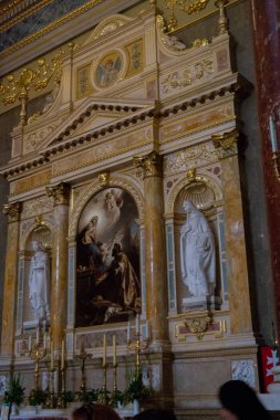 Eski katedralin güzel iç mekanı  