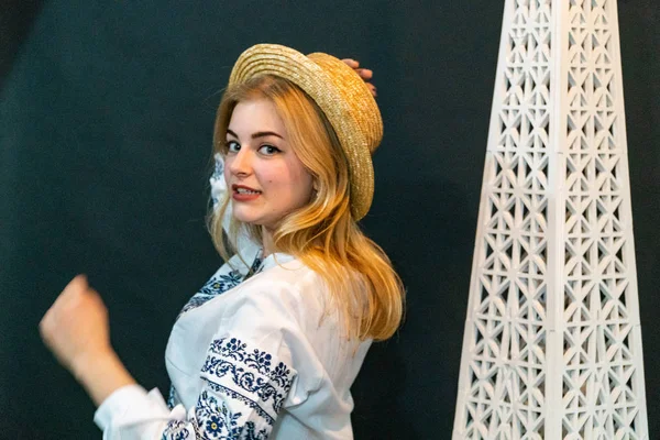 Молодая Женщина Плетеной Шляпе Вышитой Рубашке Позирует Студии — стоковое фото