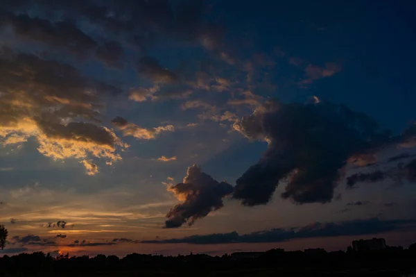 Morgon något grumlig himmel vy — Stockfoto