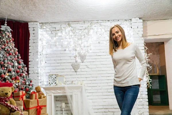 Hermosa Mujer Joven Suéter Blanco Fondo Del Árbol Navidad —  Fotos de Stock
