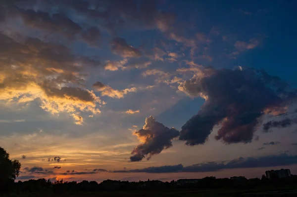 Morgon något grumlig himmel vy — Stockfoto