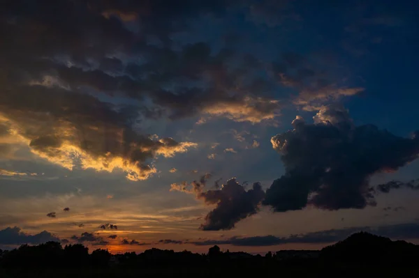 Morgon något grumlig himmel vy — Stockfoto