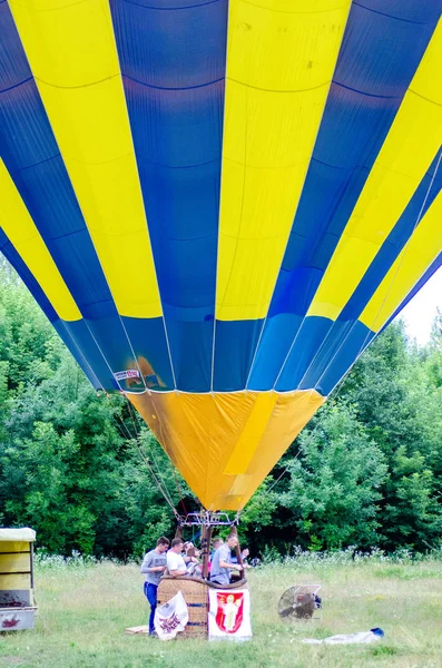 Heißluftballon fliegt bei Sonnenaufgang — Stockfoto