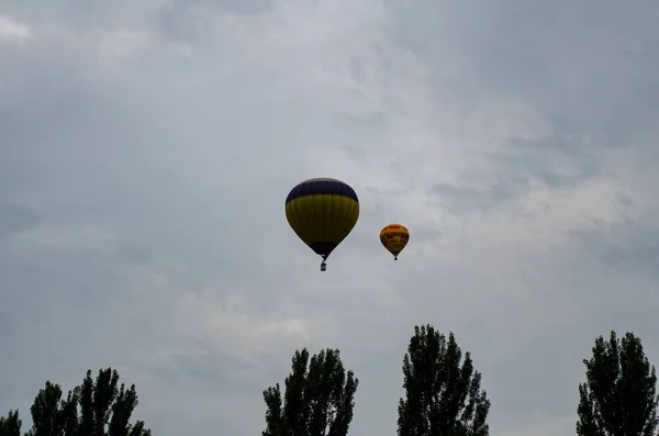 Globo de aire caliente está volando al amanecer — Foto de Stock