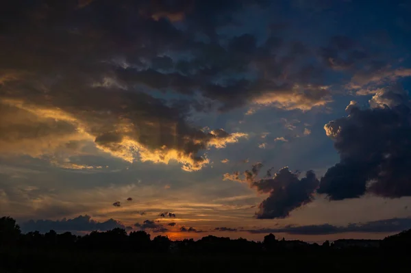 Morgon något grumlig himmel vy — Stockfoto