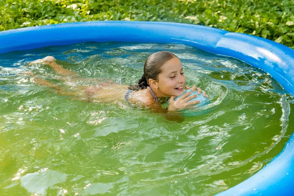 Chica Feliz Con Agua Piscina — Foto de Stock