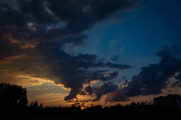 Morgon något grumlig himmel vy — Stockfoto