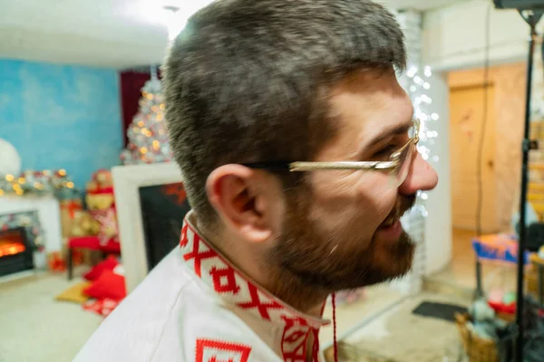 Retrato Jovem Com Barba Camisa Bordado Vermelho — Fotografia de Stock