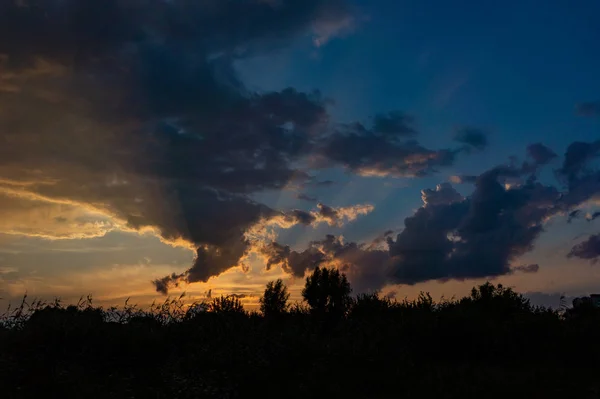 Morgon något grumlig himmel vy — Stockfoto