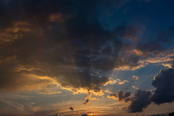 Mattina vista cielo leggermente nuvoloso — Foto Stock