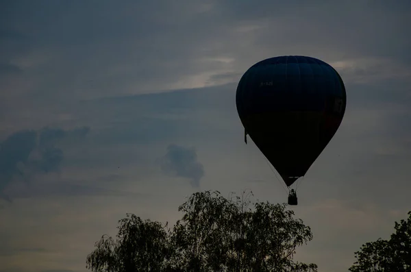 Hete luchtballon is vliegen bij zonsopgang — Stockfoto