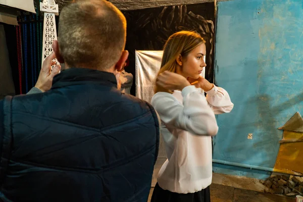  Bir fotoğrafçının portresi çalışıyor. 