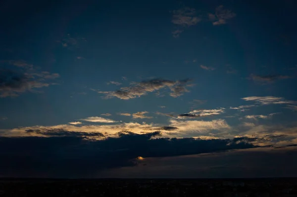 Morgen leicht bewölkter Himmel Blick auf den Ozean. — Stockfoto