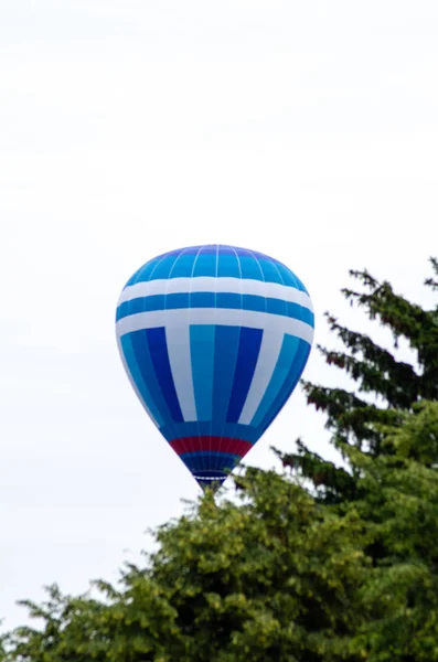 Heißluftballon fliegt bei Sonnenaufgang — Stockfoto