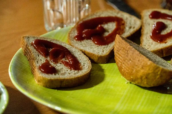 Pan Con Ketchup Encima —  Fotos de Stock
