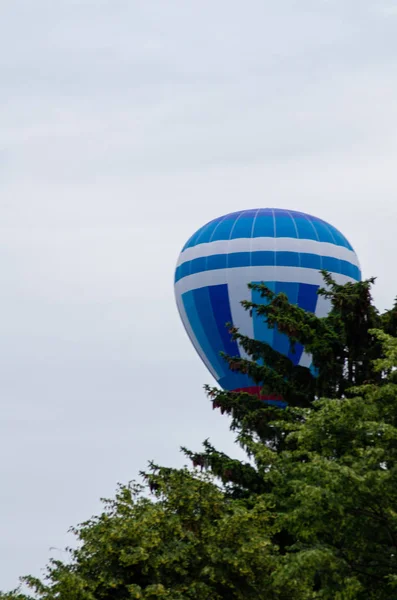 Heißluftballon fliegt bei Sonnenaufgang — Stockfoto