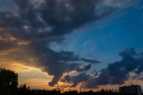 Ochtend licht bewolkt uitzicht op de hemel in de oceaan. — Stockfoto