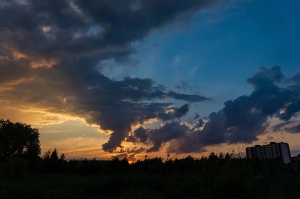 Ochtend licht bewolkt uitzicht op de hemel — Stockfoto