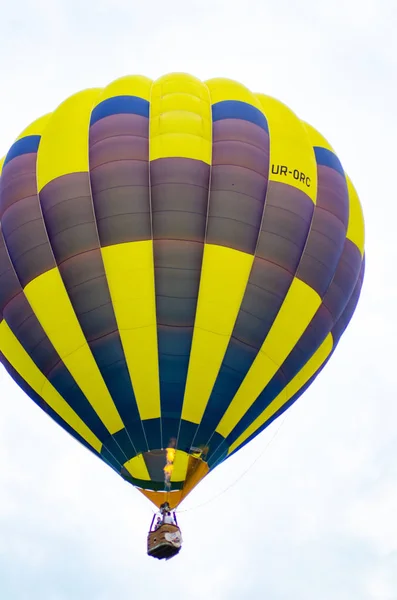 Heißluftballon fliegt bei Sonnenaufgang — Stockfoto