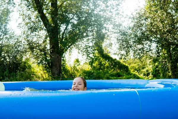 Chica Feliz Con Agua Piscina — Foto de Stock