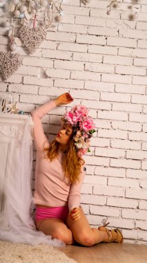 Noel havasında çekici esmer manken. Stüdyoda yeni yıl dekorasyonlarıyla çekim yap..