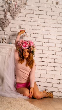 Noel havasında çekici esmer manken. Stüdyoda yeni yıl dekorasyonlarıyla çekim yap..