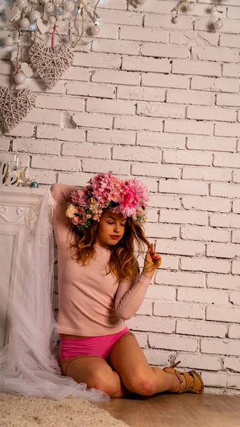 Attractive brunette model with christmas mood. Shoot in the studio with new year's decorations. — Stock Photo, Image