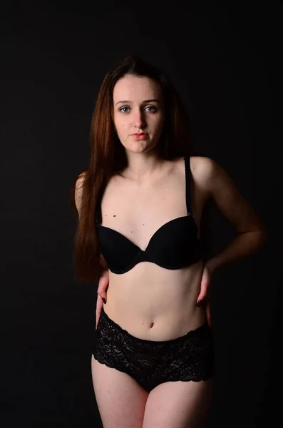 Élégante femme à la mode en lingerie — Photo