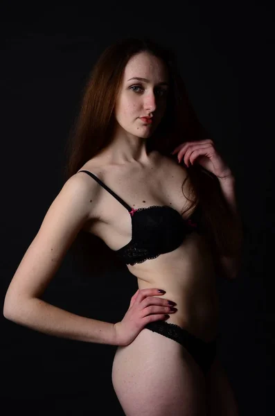 Foto van jonge slanke vrouw in stijlvolle lingerie — Stockfoto