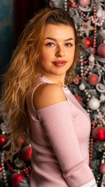 Noel havasında çekici esmer manken. Stüdyoda yeni yıl dekorasyonlarıyla çekim yap..