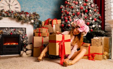 Noel havasında çekici esmer manken. Stüdyoda yeni yıl dekorasyonlarıyla çekim yap..
