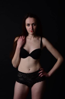 Sıska bir kadının şık iç çamaşırlı fotoğrafı.
