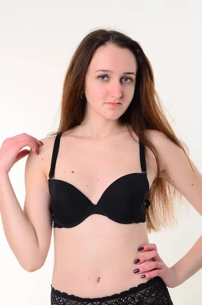 Foto van jonge slanke vrouw in stijlvolle lingerie — Stockfoto