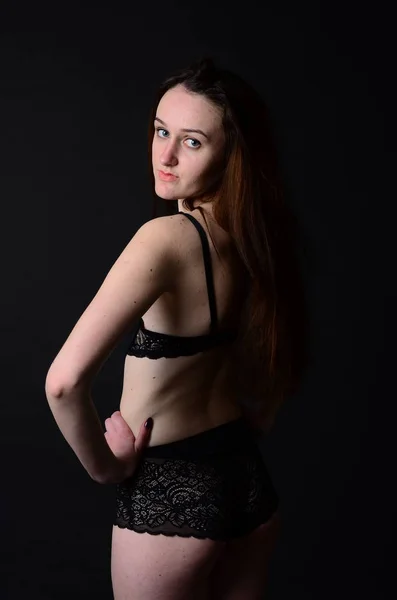 Élégante femme à la mode en lingerie — Photo