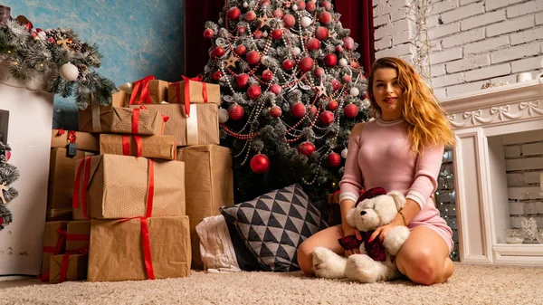 Atrakcyjny model brunetki z świątecznym nastrojem. Kręć w studio z dekoracjami noworocznymi. — Zdjęcie stockowe