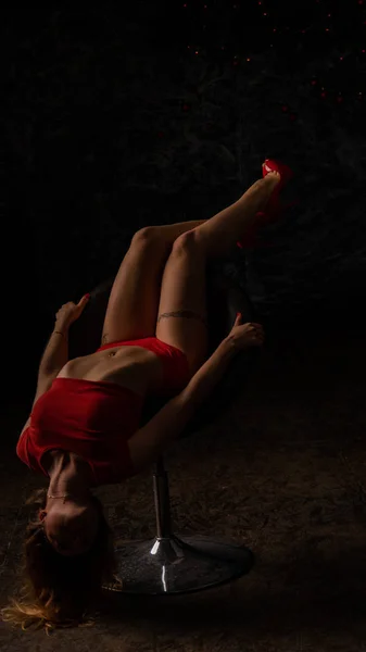 Kvinna i röda underkläder med klubba — Stockfoto