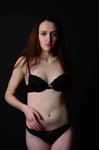 Foto de jovem mulher magra em lingerie elegante — Fotografia de Stock