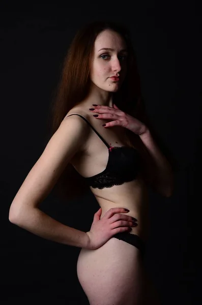 Foto av ung smal kvinna i stilrena underkläder — Stockfoto