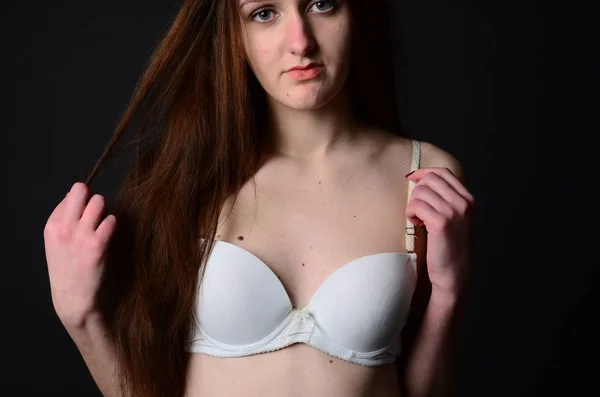 Foto van jonge slanke vrouw in stijlvolle lingerie — Stockfoto