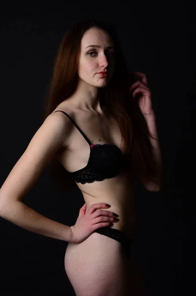 Photo de jeune femme mince en lingerie élégante — Photo