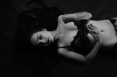 Stüdyoda şık keten bir esmer içinde güzel bir kadın..