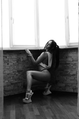 Güzel, seksi bir esmer keten içinde poz veriyor.