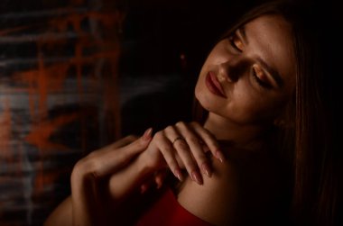 Elinde nişan yüzüğüyle güzel bir kadın. 