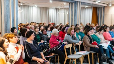 LUTSK, UKRAINE - 25 HAZİRAN 2019: Konferans salonundaki konuşmacı konuşmasını dinleyen seyirci 