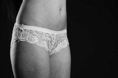 Stüdyoda şık keten bir esmer içinde güzel bir kadın.