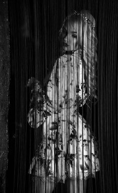 Güzel, şık, sarışın, makyajlı, siyah arka planda saç kesimi olan bir kadın.  