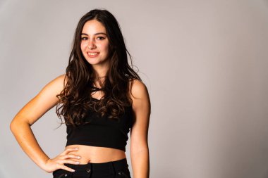 Açık renk elbiseli endişeli genç bir kadının portresi. Stüdyonun beyaz arka planında, elleri izole bir şekilde burnunu kapatıyor. İnsanlar samimi duygular, yaşam tarzı konsepti. Kopyalama alanı oluştur