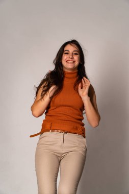 Güzel esmer model, karanlık odada poz veriyor. 